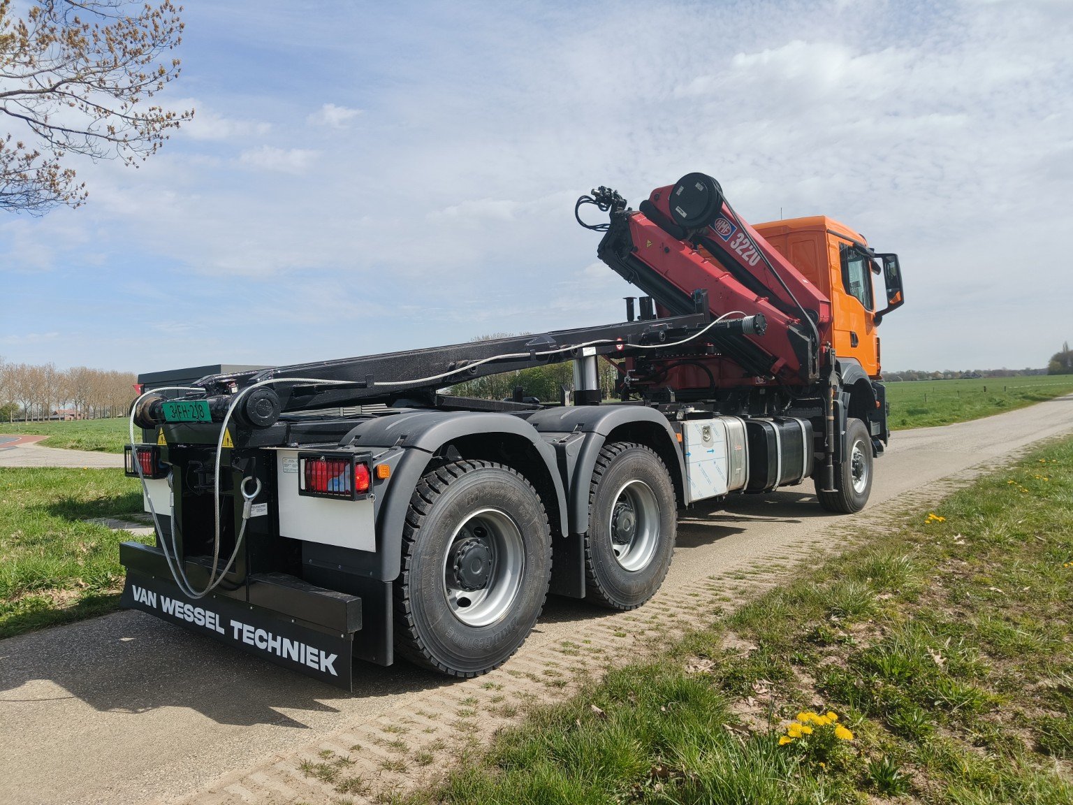 Vrachtwagen met autolaadkraan